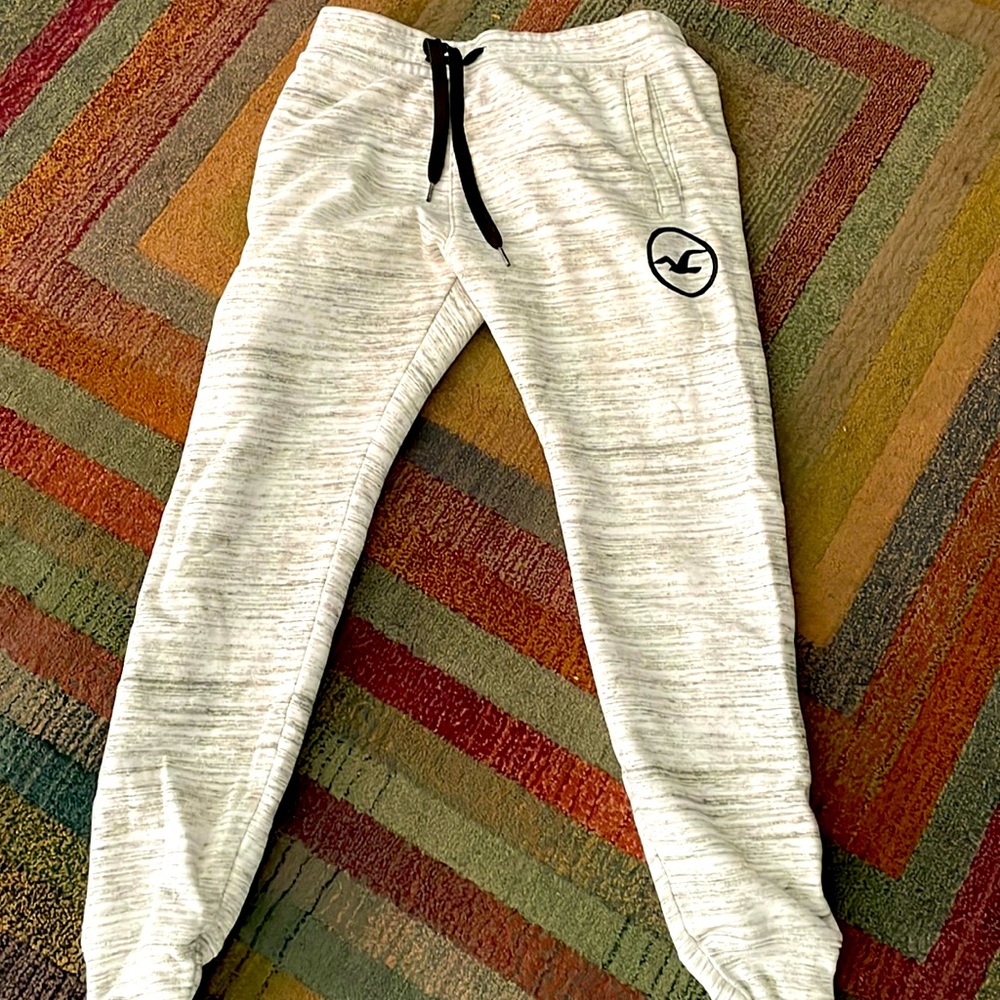 Holister joggers, men small, good condition gently used, cotton material.
